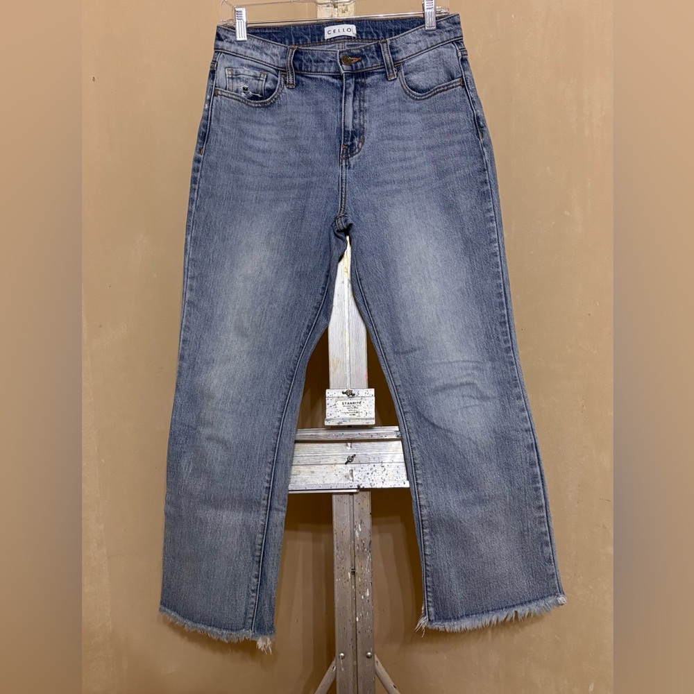 Cello jeans light wash, raw hem, and a cropped straight leg style.Sz 5